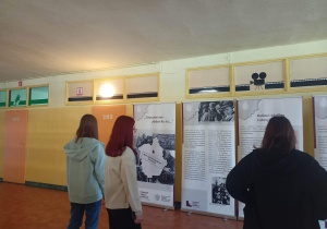 Zdjęcie pokazuje kolejno roll-upy i młodzież naszej szkoły zwiedzającą wystawę.
