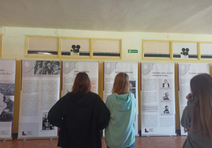 Zdjęcie pokazuje kolejno roll-upy i młodzież naszej szkoły zwiedzającą wystawę.