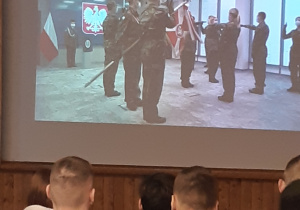 Uczniowie oglądają prezentację, pokazująca różne aktywności funkcjonariuszy – Kadeci zostają przyjęci w poczet funkcjonariuszy Straży Granicznej