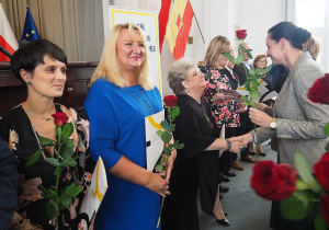 Wręczenie nagród, pani Renata Wrona pierwsza od lewej