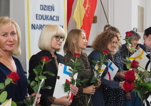 Wręczenie nagrody pani Anna Grzelązka czwarta od lewej