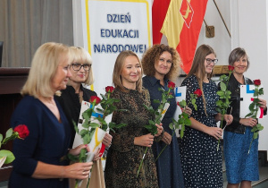 Wręczenie nagród, pani Anna Grzelązka czwarta od lewej patrzy w naszą strone