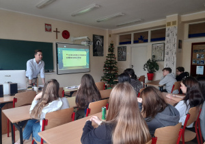 Uczniowie kl. 1d podczas warsztatów dziennikarskich