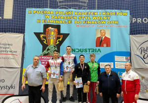 Zwycięzcy na podium, obok organizatorzy