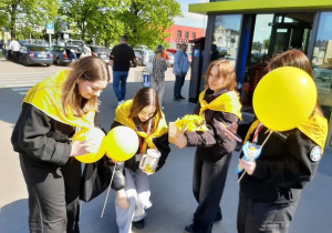 Uczennice liceum podczas akcji charytatywnej