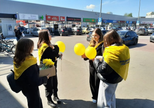 Uczennice przed centrum handlowym w Zgierzu