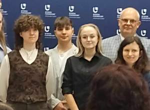 Uczniowie liceum przy ściance na Uniwersytecie