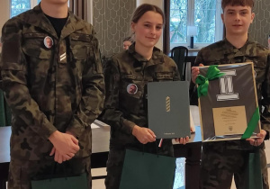 Uczniowie z dyplomami