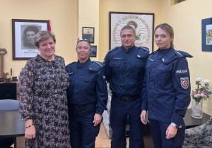 Pani Dyrektor i policjanci