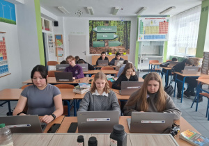Uczniowie przy komputerach