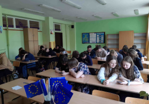 uczniowie biorący udział w quizie