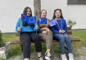 uczniowie szkoły w barwach flagi Unii Europejskiej