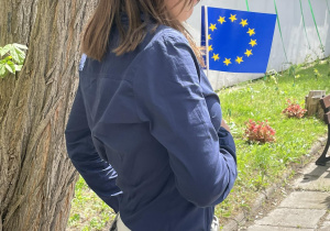 Ucznnica z flagą Unii Europejskiej