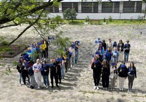 uczniowie klas 1g i 2b tworzący skrót słowa Unia Europejska