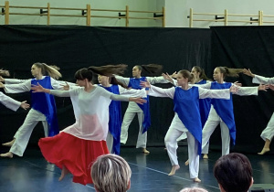 Występ Teatru Tańca Kontra podczas spektaklu "Być jak Irena Sendlerowa"