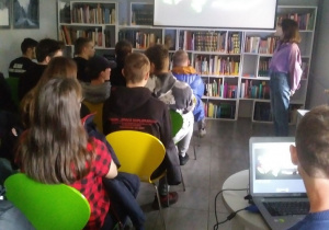 Uczniowie w trakcie spotkania kulturowego w bibliotece miejskiej na ulicy Motylowej.