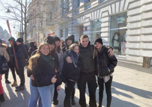 Uczniowie klasy maturalnej na ulicy Piotrkowskiej.