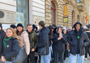 Uczniowie naszego liceum przygotowują się do odtańczenia poloneza na ulicy Piotrkowskiej.