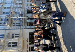 Uczniowie tańczący poloneza na ulicy Piotrkowskiej.