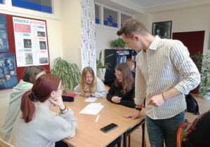 Uczniowie redagują newsa pod okiem p. Jacka Tokarczyka, dziennikarza TVP3 Łódź.