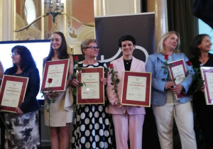 Pani Renata Wrona z certyfikatem- trzecia od prawej.