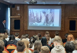 Uczniowie oglądają film o żołnierzach wyklętych