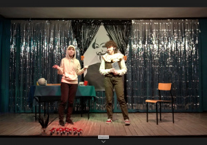 Skecz o Szekspirze - na scenie dwie postaci (student i Szekspir)