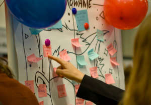 Uczniowie wykonujący kreatywne zadanie z kolorowymi karteczkami, fot. Mikołaj Dudek