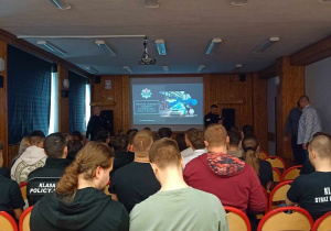Spotkanie z uczniami klas czwartych w sali kinowej z funcjonariuszami Komendy Wojewódzkiej Policji