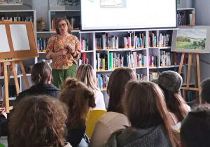Uczniowie podczas zajęć w bibliotece