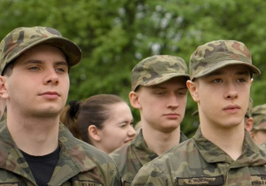 Uczniowie XLII LO w mundurach, fot. Mikołaj Dudek