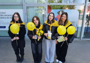 4 uczennice z żółtymi balonami