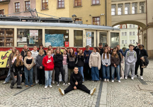 Uczniowie na tle zabytkowego tramwaju na rynku w Jeleniej Górze