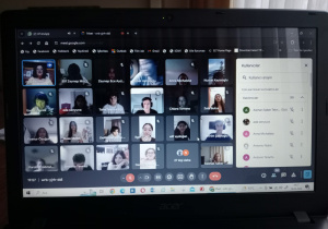 Na ekranie monitora galeria z uczestnikami projektu