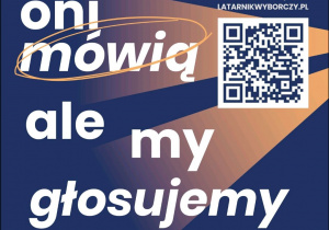 Napis na kwadratowym, granatowo-beżowym tle: „oni mówią, ale my głosujemy”. W górnym prawym rogu kod QR z napisem: „sprawdź swoje poglądy polityczne” latarnikwyborczy.pl Na dole logotyp: CEO – Centrum Edukacji Obywatelskiej.