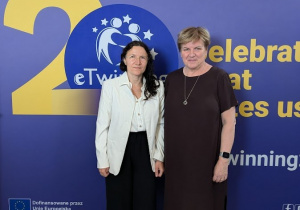 Laureatka wraz z Dyrektorem XLII LO