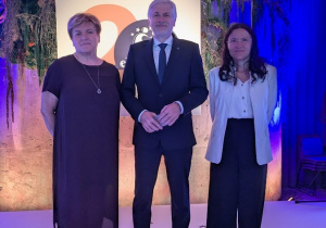 Pamiątkowe zdjęcie z Łódzkim Kuratorem Oświaty Panem Januszem Brzozowskim