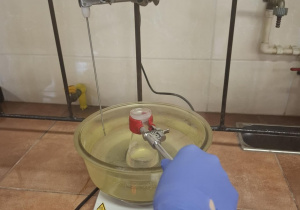Laboratorium, przeprowadzanie miareczkowania.