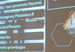 Klasy Straży Granicznej na wykładzie.