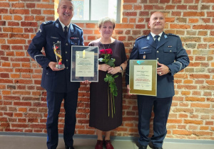 Pani Lucyna Górna – dyrektor XLII LO wraz z przedsatwicielami Komendy Miejskiej Policji w Łodzi