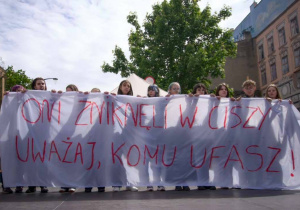 Uczniowie z transparentem "Oni zniknęli w ciszy, uważaj komu ufasz"