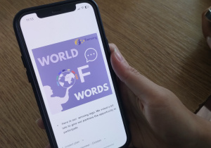 Napis na ekranie telefonu: World of Words