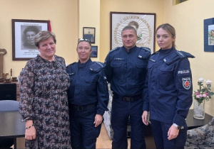 Pani Dyrektor i policjanci