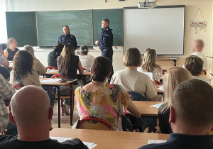 Policjanci na spotkaniu z rodzicami uczniów