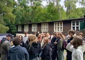 Uczniowie przed Ośrodkiem Edukacji Ekologicznej