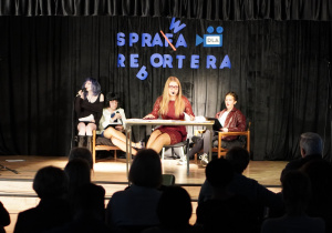 Cztery osoby na scenie