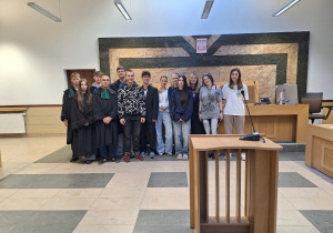 Uczniowie podczas zajęć w sądzie