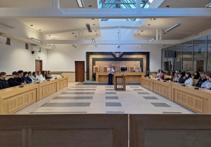 Uczniowie w trakcie symulowanej rozprawy