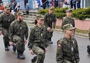 Musztra uczniów z klasy o profliu straż graniczna