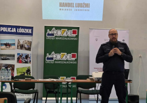 Policjant w trakcie wykładu